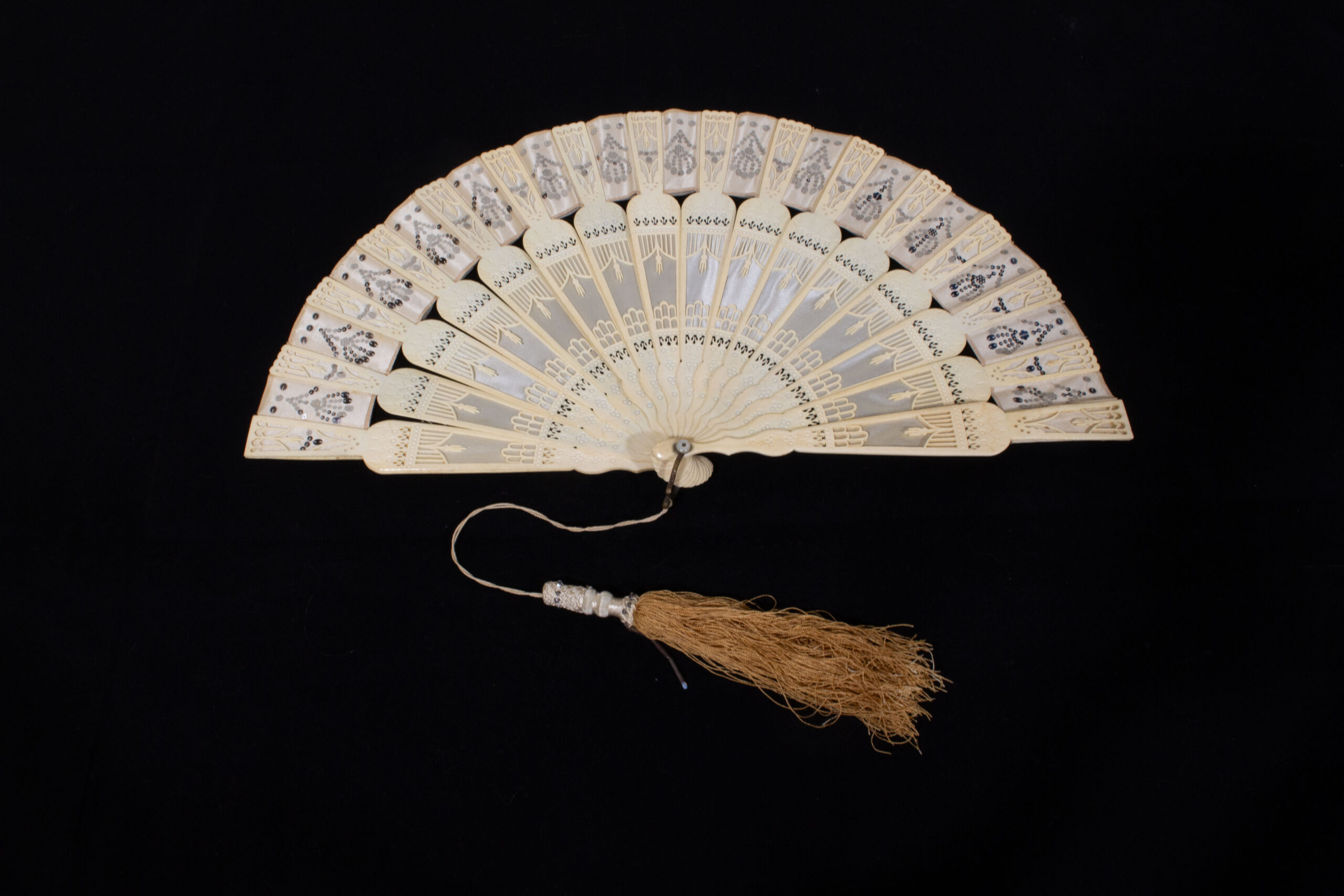 3_Fan,-c.-1895.-Lace,-white-gauze,-hand-painted,-ivory-sticks.-Museum-of-Riverside,-Hayes-Family-Collection,-A420-270
